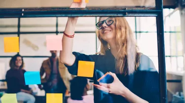 Berufsbegleitend & praxisnah weiterbilden | WINGS-Fernstudium