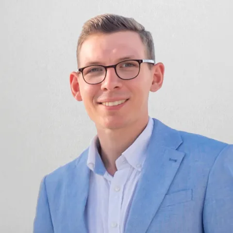 Tim Peter Projektmitarbeiter Reklamation bei der Mercedes Benz AG | WINGS-Fernstudium 